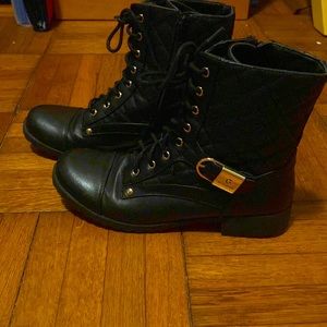 Guess vegan leather boots size 8.5 excellent condition